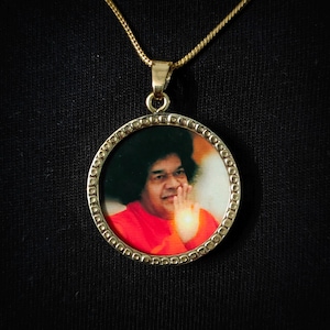 Handmade Pendant Yellow Brass Photo Print Glass Framed The Great Sant of India Blessing Guru Shree Satya Sai Baba Spiritual Photo Pendant
