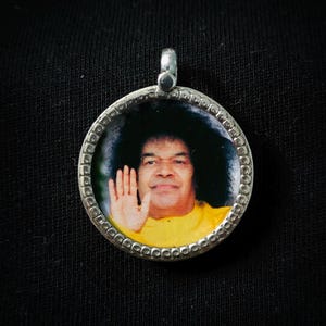 Handmade Silver 92.5 Sterling Silver Photo Print Glass Framed The Great Sant of India Blessing Guru Shree Satya Sai Baba Spiritual Pendant