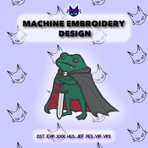 Könnte beinhalten: Ein Maschinenstickdesign mit einem grünen Frosch, der einen schwarzen Umhang mit rotem Futter trägt und ein silbernes Schwert hält. Der Text lautet MACHINE EMBROIDERY DESIGN und listet die Formate .DST .EXP .XXX .HUS .JEF .PES .VIP .VP3.