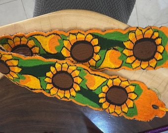 Mexikanischer Gürtel, handbestickt mit leuchtenden Farben, eine Tradition aus Chiapas, Mexiko.