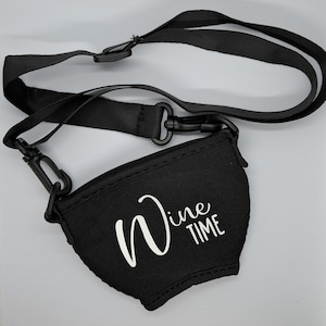 Ein schwarzer Weinglashalter mit einem schwarzen, verstellbaren Riemen und Clips. Auf dem Weinglashalter steht in weißer Schrift "Wine TIME".
