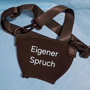 Schwarzer Weinglashalter mit schwarzem Gurt und Clips. Der Halter kann mit eigenem Spruch oder Wunsch Text bedruckt werden.