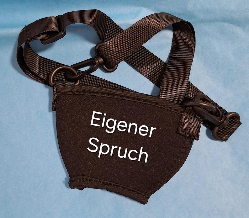 Schwarzer Weinglashalter mit schwarzem Gurt und Clips. Der Halter kann mit eigenem Spruch oder Wunsch Text bedruckt werden.