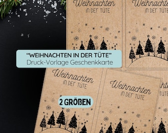 Puede incluir: Etiquetas de regalo de papel kraft con texto negro e ilustraciones de árboles de Navidad y copos de nieve. El texto de las etiquetas dice "Weihnachten in der Tüte" y "2 Größen". Una pancarta azul dice "WEIHNACHTEN IN DER TÜTE" Druck-Vorlage Geschenkkarte.