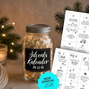Könnte beinhalten: Ein klares Glas mit silbernem Deckel, gefüllt mit kleinen gerollten Papierstreifen. Ein schwarzes Etikett auf der Vorderseite trägt die Aufschrift Advents Kalender IM GLAS. Daneben liegt ein Blatt mit nummerierten Feldern von 1 bis 20.
