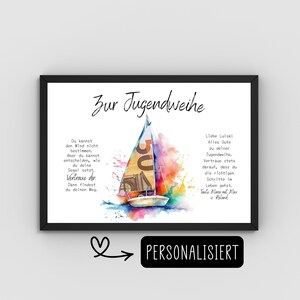 Könnte beinhalten: Gerahmter Kunstdruck mit einer Aquarell-Illustration eines Segelboots. Das Kunstwerk zeigt farbenfrohe Spritzer und deutschen Text, darunter "Zur Jugendweihe" und "PERSONALISIERT". Ein Herzsymbol und ein Pfeil weisen auf den Personalisierungstext hin.