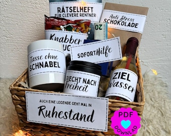 Op de afbeelding: Een rieten cadeau mand gevuld met diverse items, waaronder een mok, een kleine fles wijn, een pot en snacks. De items hebben labels met Duitse tekst. De mand bevat ook een kleine hoeveelheid contant geld. De tekst "DIY GESCHENKKORB" staat onderaan.