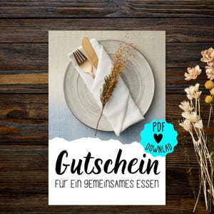 Könnte beinhalten: Ein Gutschein mit dem deutschen Wort "Gutschein" und dem Satz "FÜR EIN GEMEINSAMES ESSEN" aufgedruckt. Der Gutschein zeigt ein Gedeck mit einer gefalteten Serviette, Gabel, Messer und dekorativem Zweig. Ein türkisfarbenes PDF-Download-Symbol befindet sich in der Ecke.