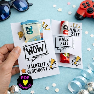 Könnte beinhalten: Zwei weiße Papier-Geschenktüten mit den Wörtern "WOW" und "HALBZEIT GESCHAFFT" in Sprechblasen. Eine Tüte enthält einen Zwanzig-Euro-Schein, die andere ein rotes Bonbon. Das Bild zeigt einen Gamecontroller und eine Sonnenbrille.