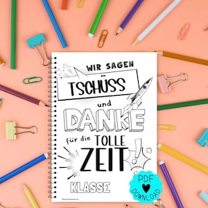 Könnte beinhalten: Ein weißes Spiralnotizbuch mit schwarzem Text "WIR SAGEN TSCHÜSS und DANKE für die TOLLE ZEIT KLASSE". Eine Raketen-Grafik ist enthalten. Der Hintergrund ist pfirsichfarben mit bunten Bleistiften und Büroklammern.