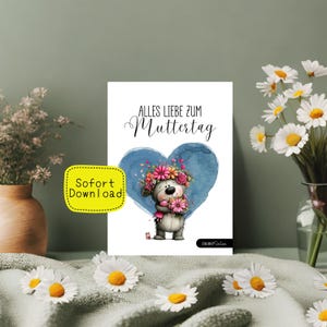 Pode incluir: Um cartão com o texto "Alles Liebe zum Muttertag" e um urso de desenho animado usando uma coroa de flores e segurando flores. Uma forma de coração azul está atrás do urso. As palavras "Sofort Download" estão em uma bolha amarela.
