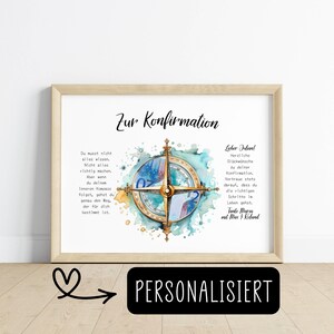 Könnte beinhalten: Gerahmtes Kunstwerk mit einem Aquarell-Kompass-Design. Das Kunstwerk enthält deutschen Text, mit dem Wort "PERSONALISIERT" in einem schwarzen Rechteck unten. Der Rahmen ist hellbraun.
