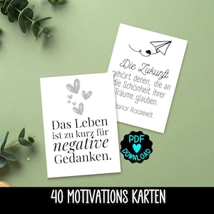 Könnte beinhalten: Zwei weiße Karten mit inspirierenden Zitaten und Herzillustrationen. Eine Karte lautet "Das Leben ist zu kurz für negative Gedanken." Die andere Karte hat eine Papierflugzeug-Illustration und ein Zitat auf Deutsch. Ein "PDF Download"-Abzeichen ist ebenfalls sichtbar.