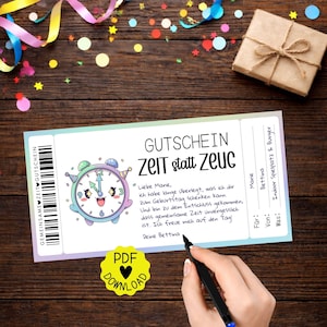 Puede incluir: Un vale de regalo con el texto "GUTSCHEIN ZEIT statt ZEUC" y una ilustración de reloj de dibujos animados. El vale está sobre una superficie de madera con confeti y una caja de regalo envuelta.