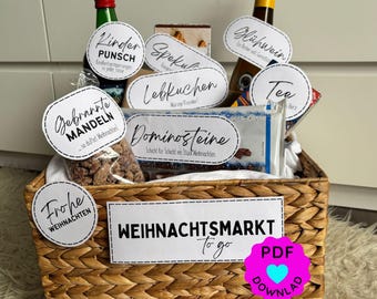 Op de afbeelding: Een gevlochten mand gevuld met kerstlekkernijen en drankjes, waaronder flessen wijn en punch, en pakketten Lebkuchen en Dominosteine. De mand heeft verschillende labels met Duitse tekst, waaronder "Weihnachtsmarkt to go."