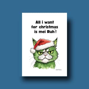 Könnte beinhalten: Weihnachtskarte mit einer grimmigen grünen Katze mit Weihnachtsmütze. Der Text "All I want for Christmas is mei Ruh!" ist in Schwarz geschrieben. Die Katze hat einen wütenden Gesichtsausdruck und gelbe Augen.