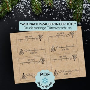 Könnte beinhalten: Ein Blatt braunes Papier mit mehreren rechteckigen Etiketten. Jedes Etikett zeigt einen stilisierten Weihnachtsbaum und den Text "Weihnachtszauber In der Tüte". Ein blaues Banner oben lautet "WEIHNACHTSZAUBER IN DER TÜTE".