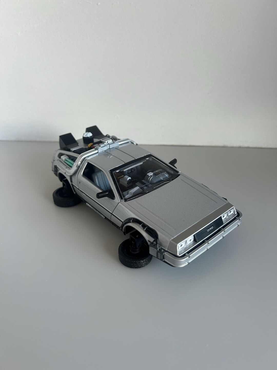 Back to the Future Flying Delorean – 1:24 Diecast Time Machine