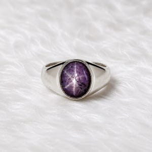 Anillo de rubí estrella púrpura, anillo de plata con rubí estrella ovalada, anillo llamativo de piedra preciosa natural, anillo de cabujón de plata esterlina, joyería celestial