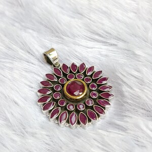 Colgante de rubí rojo natural en plata de ley 925 - Joyería floral hecha a mano