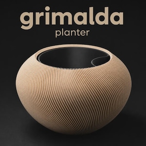 Könnte beinhalten: Ein runder Pflanzkübel mit beigefarbener Außenseite, die eine feine, vertikal gerippte Textur aufweist, und einem glatten schwarzen Innenraum. Der Text grimalda planter steht in beigen Buchstaben über dem Objekt vor schwarzem Hintergrund.