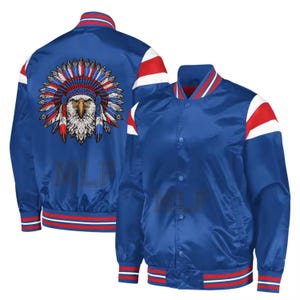 Puede incluir: Chaqueta bomber de satén azul real con detalles en blanco y rojo. La parte trasera presenta un gráfico detallado de un águila con un tocado nativo americano. La chaqueta tiene cierre de botones y ribetes a rayas en el cuello, puños y dobladillo.