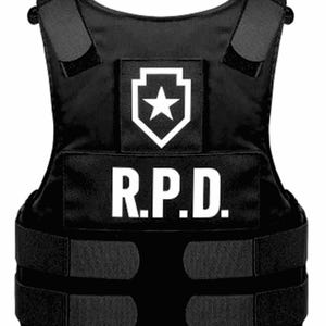 Könnte beinhalten: Schwarze taktische Weste mit verstellbaren Trägern und Klettverschlüssen. Sie verfügt über ein weißes Emblem mit einem Stern in einem Schild und die Buchstaben "R.P.D." in Weiß. Konzipiert für Schutz und taktische Anwendungen.