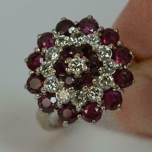 Anillo de racimo de rubíes y diamantes de inspiración antigua – Elegante anillo llamativo con flor roja – Regalo romántico de aniversario Anillo llamativo con múltiples piedras preciosas