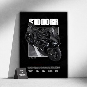 Peut inclure: Une affiche verticale présentant un graphique de moto en noir et blanc avec le texte S1000RR en haut. Le design inclut des spécifications techniques comme 999cc de cylindrée, 210ch, 113Nm de couple, 303 km/h de vitesse et 197kg de poids.