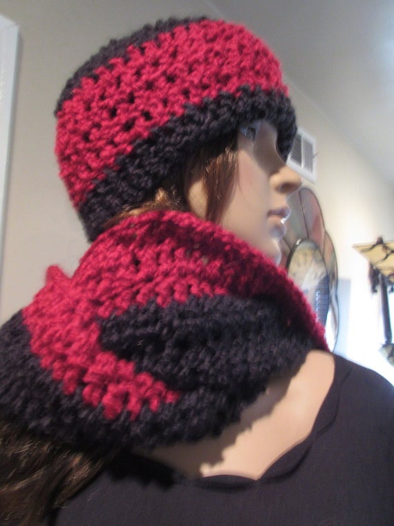 Beautiful Black and Red Scarf and Hat Set Ready to Ship  display picture 3