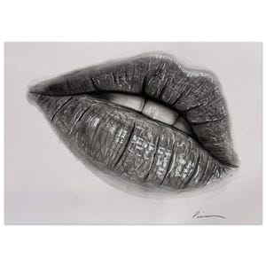 Puede incluir: Un dibujo al carboncillo detallado de labios humanos sobre un fondo blanco. La obra captura la textura de la piel con sombras profundas y reflejos brillantes, mostrando los pliegues naturales y una firma en la esquina inferior derecha.