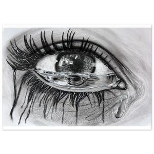 Può includere: Un dettagliato disegno a matita di grafite di un occhio umano con ciglia lunghe, scure e bagnate. Una grande lacrima realistica si accumula nella palpebra inferiore, con gocce che scorrono sulla guancia, catturando riflessi di luce nell'iride.