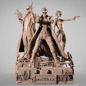 Puede incluir: Estatua de resina detallada con tres figuras de The Matrix, cada una sosteniendo armas. Las figuras visten abrigos largos y equipo táctico, de pie sobre una base con la palabra "MATRIX" mostrada. El modelo es a escala 1/6.