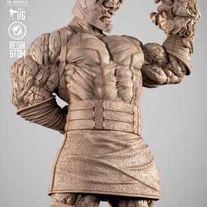 Peut inclure: Statue détaillée d'une figure musclée à l'aspect texturé semblable à de la pierre. La figurine porte un casque et une ceinture, avec des détails complexes sur les bras et le torse. La statue est un modèle à l'échelle 1/6, pré-supporté pour l'impression résine et FDM.