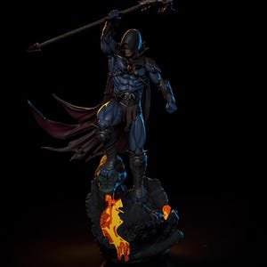 Puede incluir: Estatua detallada de una figura humanoide de piel azul con rostro esquelético, que lleva una armadura oscura y una capa fluida. La figura sostiene un báculo y se alza sobre una base rocosa con detalles de lava. Artículo de colección.