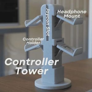 Könnte beinhalten: Ein hellgrauer Controller-Turm mit dem Text "Controller Tower" und Beschriftungen für "Joycon Slot", "Controller Holder" und "Headphone Mount". Der Turm hat mehrere Arme, um Controller und Kopfhörer zu halten.