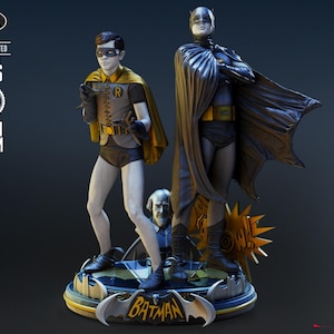Könnte beinhalten: Eine Resin- und FDM-Statue von Batman und Robin. Batman steht mit verschränkten Armen und trägt einen schwarzen Umhang und eine Kapuze. Robin trägt einen gelben Umhang und eine Maske. Die Basis zeigt das Batman-Logo und einen Sonnenstrahl.