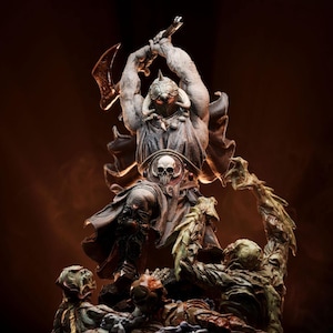 Peut inclure: Figurine détaillée d'un guerrier en armure sombre, brandissant une grande hache au-dessus de sa tête. Le guerrier se tient au-dessus de plusieurs figures ressemblant à des zombies. La figurine a un emblème de crâne sur la poitrine.