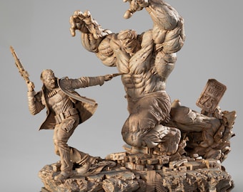 Puede incluir: Escultura de madera detallada que representa una escena de batalla. Una figura con una pistola y un cuchillo se enfrenta a una figura grande y musculosa. Las figuras están sobre una base rocosa con una señal de límite de velocidad. La escultura es en tonos marrones.