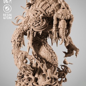 Könnte beinhalten: Eine detaillierte, hellbraune Harzstatue von Man-Thing, einer fiktiven Figur. Die Skulptur weist komplizierte Texturen, scharfe Zähne und einen Vogel auf, der auf einem Ast sitzt. Auf dem Sockel der Statue steht der Text "MAN-THING".