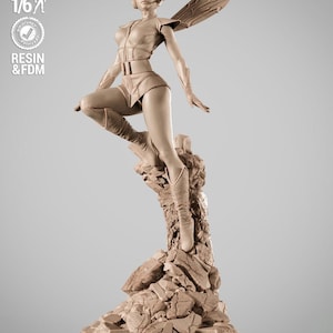 Könnte beinhalten: Beigefarbene Resin-Statue einer weiblichen Superheldin mit flügelartigen Anhängseln, auf einem felsigen Sockel stehend. Die Statue im Maßstab 1:6 zeigt das Avengers-Logo. Der Text "RESIN & FDM" und "PRESUPPORTED TESTED" ist sichtbar.