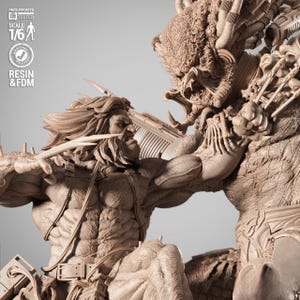 Puede incluir: Estatua de resina detallada que representa una escena de batalla entre dos personajes ficticios. Una figura, con pelo largo y garras, está luchando contra una criatura con una cabeza distintiva. El modelo es a escala 1/6.