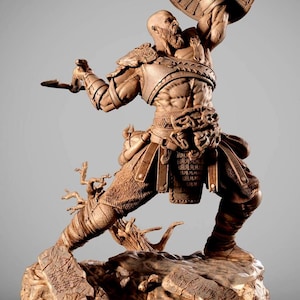 Può includere: Scultura marrone dettagliata di un guerriero in azione, con uno scudo e una lama. La figura è muscolosa e vestita con un'armatura, in piedi su una base rocciosa con iscrizioni scolpite. La scultura presenta dettagli intricati e una posa dinamica.