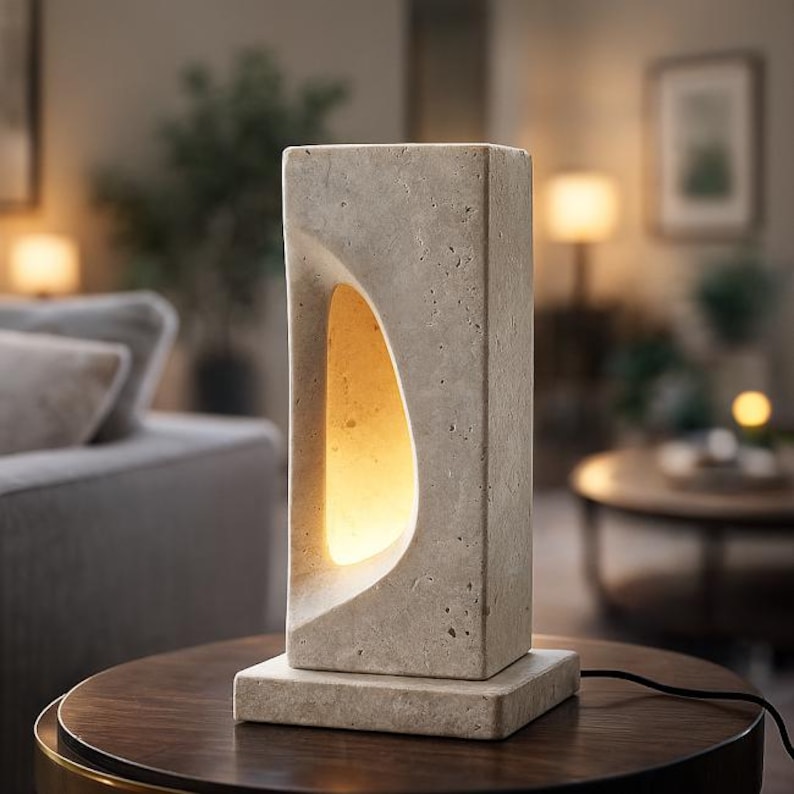 Lámpara de travertino hecha a mano: moderna lámpara de mesa beige de 33 cm. Lámpara de mesa de estilo manimalista. Regalo para ella. Regalo para él. Decoración de lujo para el hogar.
