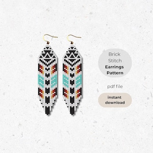 Peut inclure: Deux boucles d'oreilles en perles avec un motif de plumes. Les boucles d'oreilles présentent un motif de perles noires, blanches, turquoise et marron. Les boucles d'oreilles ont des crochets dorés. L'image comprend également le texte "Brick Stitch Earrings Pattern pdf file instant download."