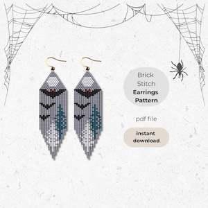 Puede incluir: Un par de pendientes de cuentas con temática de Halloween. Los pendientes son grises, negros y verde azulado, con un diseño de murciélago y plumas. Cuelgan de ganchos dorados. La imagen también incluye el texto "Brick Stitch Earrings Pattern" y "instant download."