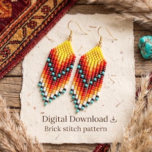Puede incluir: Un par de pendientes de flecos con cuentas en un patrón degradado de colores amarillo, naranja, rojo y turquesa con ganchos dorados. El texto Digital Download Brick stitch pattern aparece impreso bajo los pendientes en el papel.