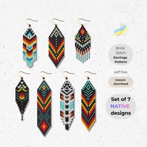 Puede incluir: Conjunto de siete pendientes de cuentas con diversos patrones geométricos y colores, incluyendo negro, rojo, amarillo y turquesa. Los pendientes se muestran sobre un fondo blanco. El texto de la imagen dice "Brick Stitch Earrings Pattern" y "Set of 7 Native Designs."