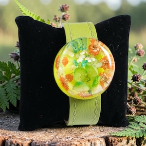Goblincore-armband med pressade blommor, skogsinspirerad lädermanschett, skogssmycken, Cottagecore-present
