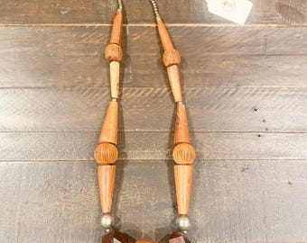 Vintage-Halskette aus den 1970er Jahren mit gemischten Holz- und Metallperlen.